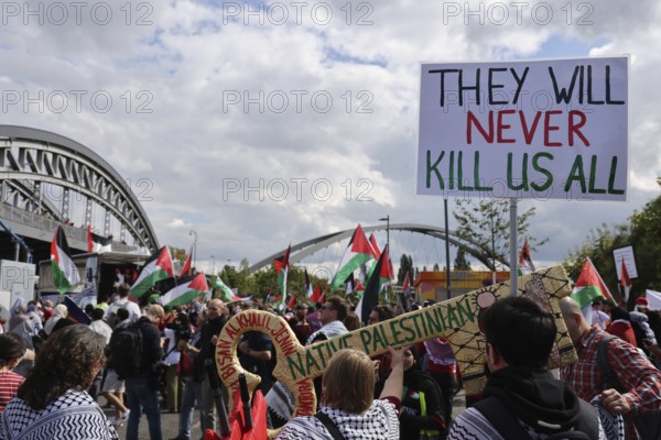 Several thousand people take part in a pro-Palestine demonstration under the slogan United 4 Gaza in Frankfurt am Main on 30 August 2025 in the Hafenpark, near the European Central Bank (ECB) . The rally is accompanied by a massive police presence. On 7 October 2023, the terrorist militia Hamas killed more than 1, 100 people in an attack on Israel. Since Israel's subsequent intervention in the Gaza Strip, there have been repeated pro-Palestinian demonstrations throughout Germany