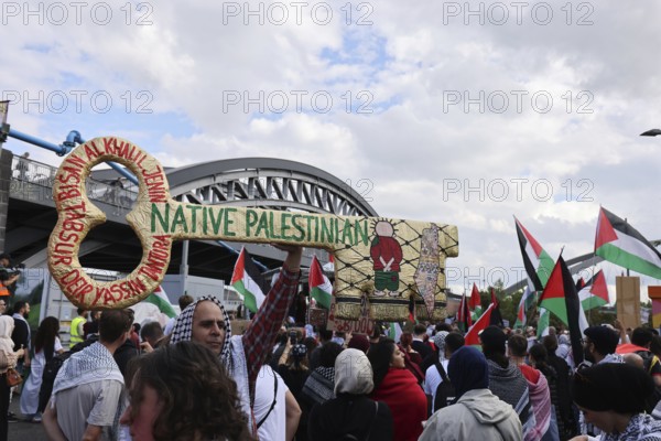 Several thousand people take part in a pro-Palestine demonstration under the slogan United 4 Gaza in Frankfurt am Main on 30 August 2025 in the Hafenpark, near the European Central Bank (ECB) . The rally is accompanied by a massive police presence. On 7 October 2023, the terrorist militia Hamas killed more than 1, 100 people in an attack on Israel. Since Israel's subsequent intervention in the Gaza Strip, there have been repeated pro-Palestinian demonstrations throughout Germany