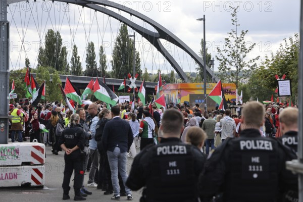 Several thousand people take part in a pro-Palestine demonstration under the slogan United 4 Gaza in Frankfurt am Main on 30 August 2025 in the Hafenpark, near the European Central Bank (ECB) . The rally is accompanied by a massive police presence. On 7 October 2023, the terrorist militia Hamas killed more than 1, 100 people in an attack on Israel. Since Israel's subsequent intervention in the Gaza Strip, there have been repeated pro-Palestinian demonstrations throughout Germany