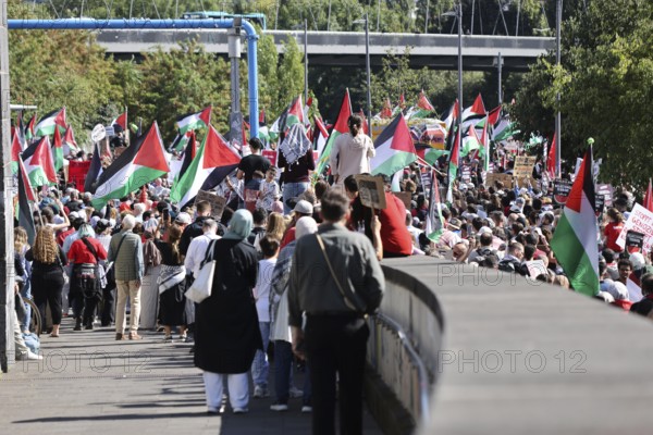 Several thousand people take part in a pro-Palestine demonstration under the slogan United 4 Gaza in Frankfurt am Main on 30 August 2025 in the Hafenpark, near the European Central Bank (ECB) . The rally is accompanied by a massive police presence. On 7 October 2023, the terrorist militia Hamas killed more than 1, 100 people in an attack on Israel. Since Israel's subsequent intervention in the Gaza Strip, there have been repeated pro-Palestinian demonstrations throughout Germany