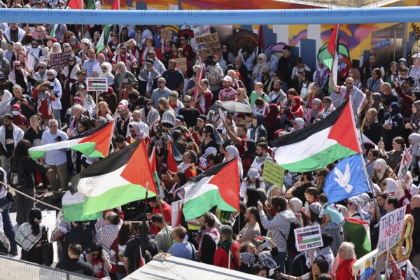 Several thousand people take part in a pro-Palestine demonstration under the slogan United 4 Gaza in Frankfurt am Main on 30 August 2025 in the Hafenpark, near the European Central Bank (ECB) . The rally is accompanied by a massive police presence. On 7 October 2023, the terrorist militia Hamas killed more than 1, 100 people in an attack on Israel. Since Israel's subsequent intervention in the Gaza Strip, there have been repeated pro-Palestinian demonstrations throughout Germany