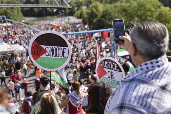 Several thousand people take part in a pro-Palestine demonstration under the slogan United 4 Gaza in Frankfurt am Main on 30 August 2025 in the Hafenpark, near the European Central Bank (ECB) . The rally is accompanied by a massive police presence. On 7 October 2023, the terrorist militia Hamas killed more than 1, 100 people in an attack on Israel. Since Israel's subsequent intervention in the Gaza Strip, there have been repeated pro-Palestinian demonstrations throughout Germany