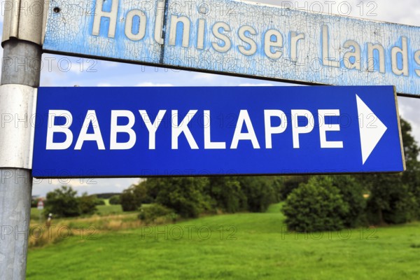 Signpost, signpost with inscription baby hatch, baby window, help in need, care of newborns, Glücksburg, Schleswig-Holstein, Germany