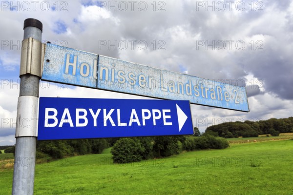 Signpost, signpost with inscription baby hatch, baby window, help in need, care of newborns, Glücksburg, Schleswig-Holstein, Germany