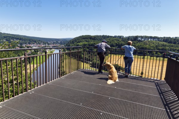 Dog walkers enjoy the view of the Weser from the Skywalk, Beverungen, Höxter, East Westphalia, Weserbergland, North Rhine-Westphalia, Germany