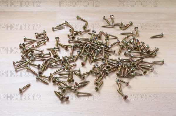 A pile of wood screws, Spax