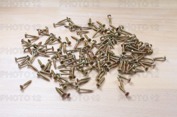 A pile of wood screws, Spax