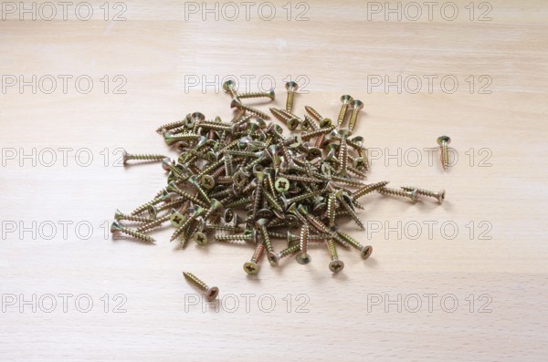 A pile of wood screws, Spax