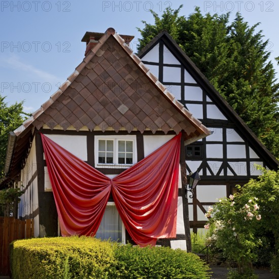 Haus mit der Schleife, former Tackesche Hof, half-timbered house with holiday flats, gastronomy, arts and crafts and a fashion studio, Bodenwerder, Lower Saxony, Germany