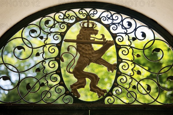 Lattice doors by Ernst Riegel with floral motifs and the Hessian lion in the octagonal pavilion, Kurbrunnen, Bad Nauheim, Hesse, Germany