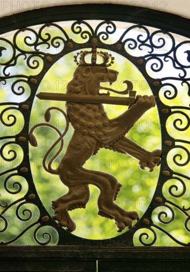 Lattice doors by Ernst Riegel with floral motifs and the Hessian lion in the octagonal pavilion, Kurbrunnen, Bad Nauheim, Hesse, Germany
