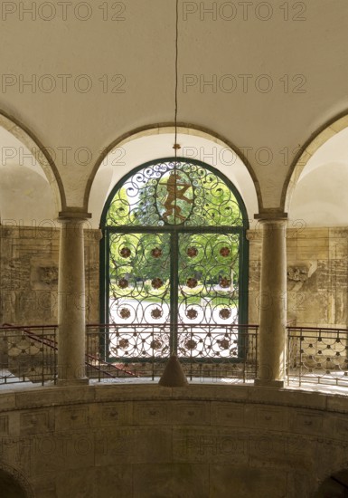 Lattice doors by Ernst Riegel with floral motifs and the Hessian lion in the octagonal pavilion, Kurbrunnen, Bad Nauheim, Hesse, Germany