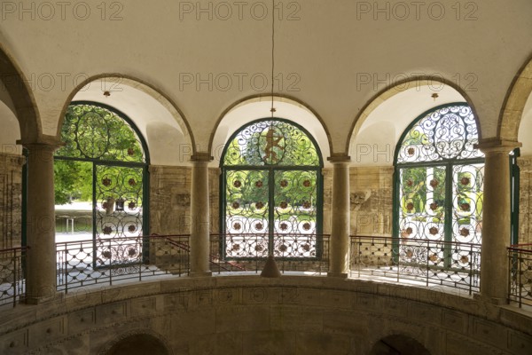 Lattice doors by Ernst Riegel with floral motifs and the Hessian lion in the octagonal pavilion, Kurbrunnen, Bad Nauheim, Hesse, Germany