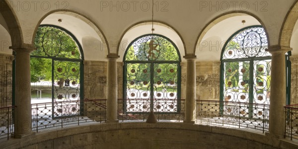 Lattice doors by Ernst Riegel with floral motifs and the Hessian lion in the octagonal pavilion, Kurbrunnen, Bad Nauheim, Hesse, Germany
