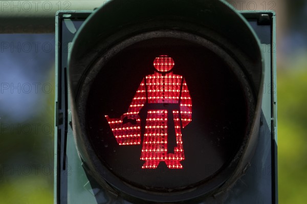 Traffic light man with Sebastian Kneipp, pedestrian traffic light with water doctor in the red phase, Bad Nauheim, Hesse, Germany