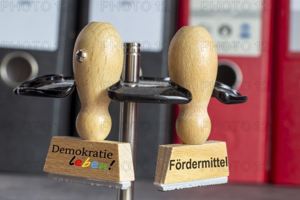 (Photomontage) Close-up of a stamp with the lettering DEMOKRATIE LEBEN next to a stamp with the inscription FÖRDERMITTEL