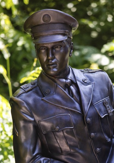 Elvis in bronze on the Usa Bridge, bronze statue of Elvis Presley, who lived in Bad Nauheim from 1958 to 1960, Hesse, Germany