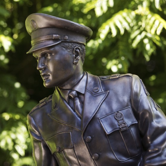 Elvis in bronze on the Usa Bridge, bronze statue of Elvis Presley, who lived in Bad Nauheim from 1958 to 1960, Hesse, Germany