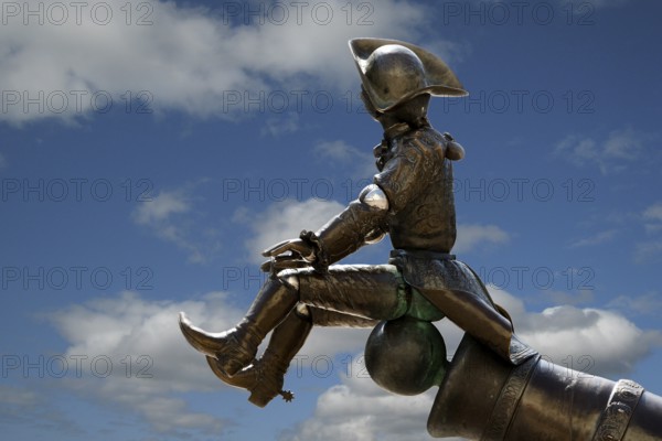 Munchausen figure, The Ride on the Cannonball, Munchausen Fountain by Bonifatius Stirnberg in Bodenwerder, Weserbergland, Lower Saxony, Germany