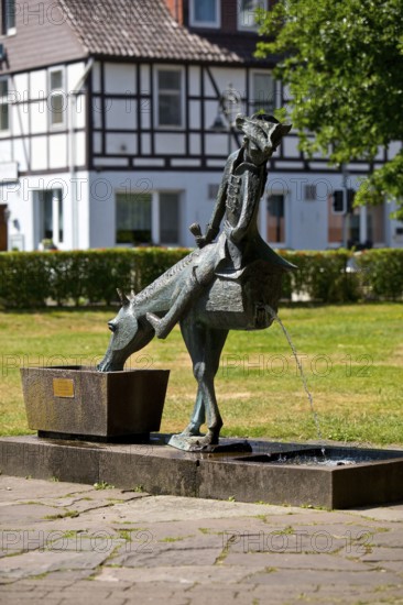 Münchhausen fountain by Bruno Schmitz with Münchhausen on the halved horse, Bodenwerder, Weserbergland, Lower Saxony, Germany