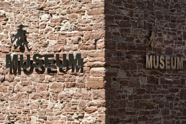 Münchhausen Museum, writing on a quarry stone wall, Münchhausen town of Bodenwerder, Weserbergland, Lower Saxony, Germany