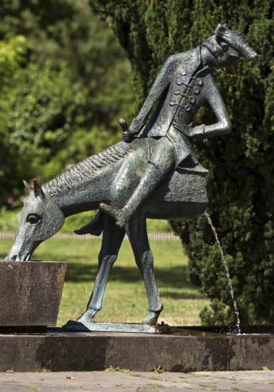 Münchhausen fountain by Bruno Schmitz with Münchhausen on the halved horse, Bodenwerder, Weserbergland, Lower Saxony, Germany