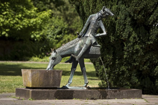 Münchhausen fountain by Bruno Schmitz with Münchhausen on the halved horse, Bodenwerder, Weserbergland, Lower Saxony, Germany