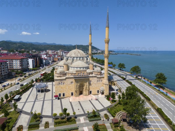 Panoramic view of a large mosque with minarets on a coastline flanked by streets and buildings, aerial view, Sarayburnu Mosque, Sarayburnu Cami, largest mosque outside Instanbul in Turkey, Bulancak, Giresun Province, Turkey