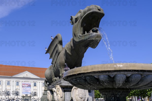 Lindwurmbrunnen and town hall, Neuer Platz, Klagenfurt, Carinthia, Austria