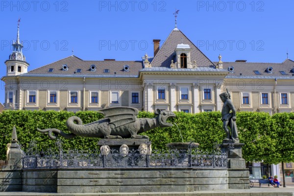 Lindwurmbrunnen and town hall, Neuer Platz, Klagenfurt, Carinthia, Austria