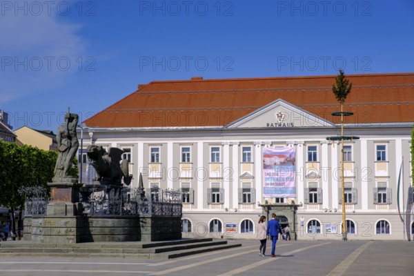 Lindwurmbrunnen and town hall, Neuer Platz, Klagenfurt, Carinthia, Austria