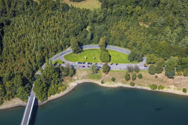 Aerial view, Hokühler Bucht car park at the Klamer bridge at the Versetalsperre, Piepersloh, Lüdenscheid, Sauerland, North Rhine-Westphalia, Germany, DE, Europe, aerial view, aerial photography, aerial photography, Märkischer Kreis, car park, lake, dam wall, road traffic, reservoir, overview, bird's-eye view, forest area, birds-eyes view, overview