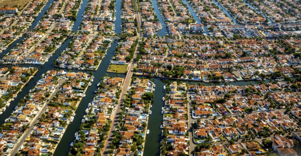 Marina of Empuriabrava, Ampuriabrava, CastellÃü d'EmpÃºries on the Gulf of Roses, holiday homes with boat mooring, largest marina in Europe, boat canals, Empuriabrava, Costa Brava, Catalonia, Spain, Europe, aerial photo, birds-eyes view, aerial photography, aerial photography, overview, bird's eye view, aerial photos of Spain