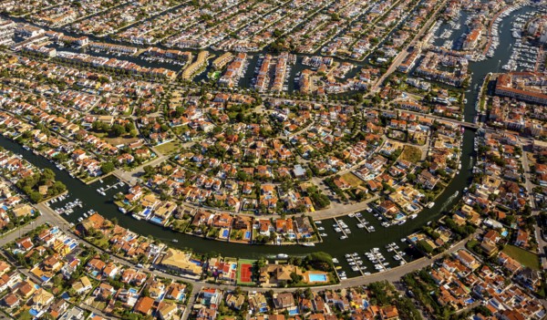 Marina of Empuriabrava, Ampuriabrava, CastellÃü d'EmpÃºries on the Gulf of Roses, holiday homes with boat mooring, largest marina in Europe, boat canals, Empuriabrava, Costa Brava, Catalonia, Spain, Europe, aerial photo, birds-eyes view, aerial photography, aerial photography, overview, bird's eye view, aerial photos of Spain