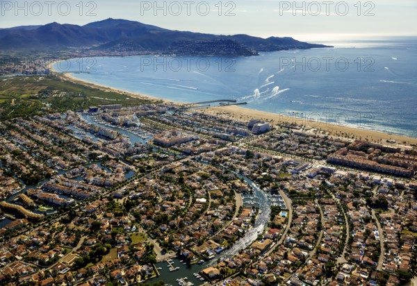 Marina of Empuriabrava, Ampuriabrava, Castell̟ d'Emp̼ries on the Gulf of Roses, holiday homes with boat mooring, largest marina in Europe, boat canals, Empuriabrava, Costa Brava, Catalonia, Spain, Europe, aerial photo, birds-eyes view, aerial photography, aerial photography, overview, bird's eye view, aerial photos of Spain