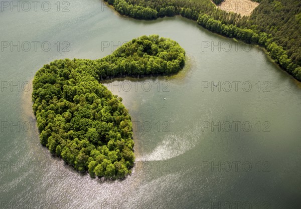 Lakeland, Pomerania, reflection, forested island, Åupawsko, Baltic Sea coast, pomorskie, Poland, Lupawsko, PL, Europe, aerial view, birds-eyes view, aerial photography, aerial photography, overview, bird's eye view, northern Poland