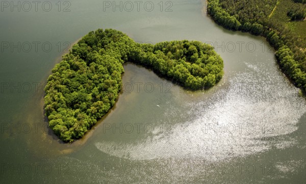 Lakeland, Pomerania, reflection, forested island, LeÅ'nice, Baltic Sea coast, pomorskie, Poland, Lesnice, PL, Europe, aerial view, birds-eyes view, aerial photography, aerial photography, overview, bird's eye view, northern Poland