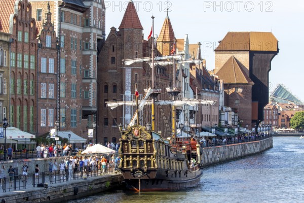 Stary Zuraw, crane gate at the Motlawa, harbour basin with cog, Åuraw, GdaÅsk, Gdansk, Baltic Sea coast, Baltic Sea, pomorskie, Pomeranian Voivodeship, Poland, Gdansk, PL, Europe, aerial photo, birds-eyes view, aerial photography, aerial photography, overview, bird's eye view