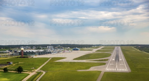 Approach to Gdansk International Airport, runway, GdaÅsk, Baltic Sea coast, pomorskie, Poland, Gdansk, PL, Europe, aerial view, birds-eyes view, aerial photography, aerial photography, overview, bird's eye view, northern Poland
