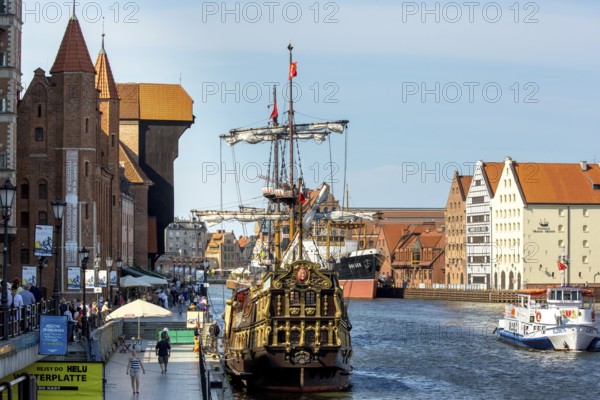 Stary Zuraw, crane gate at the Motlawa, harbour basin with cog, Åuraw, GdaÅsk, Gdansk, Baltic Sea coast, Baltic Sea, pomorskie, Pomeranian Voivodeship, Poland, Gdansk, PL, Europe, aerial photo, birds-eyes view, aerial photography, aerial photography, overview, bird's eye view