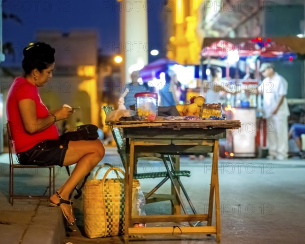 Private shop, street stall, trader counting money, streetlife in the city centre of Santa Clara at Parque de Santa Clara, Santa Clara, Cuba, Villa Clara