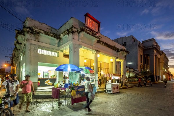 Cafe Literario with ice cream stand, street life in the city centre of Santa Clara at the Parque de Santa Clara, Santa Clara, Cuba, Villa Clara
