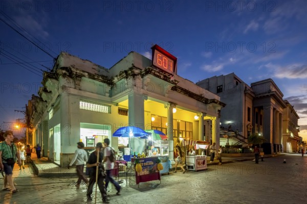 Cafe Literario with ice cream stand, street life in the city centre of Santa Clara at the Parque de Santa Clara, Santa Clara, Cuba, Villa Clara