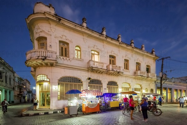 Hotel, Hostal Vista Park, Streetlife in the city centre of Santa Clara at the Parque de Santa Clara, Santa Clara, Cuba, Villa Clara