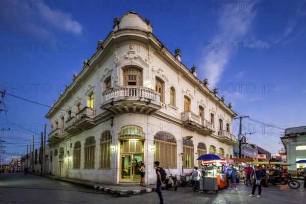 Hotel, Hostal Vista Park, Streetlife in the city centre of Santa Clara at the Parque de Santa Clara, Santa Clara, Cuba, Villa Clara