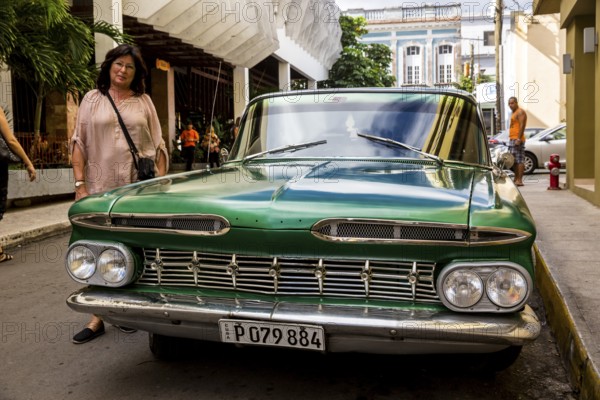 Vintage car, historic road cruiser, green Impala, streetlife in the city centre of Santa Clara at the Parque de Santa Clara, Santa Clara, Cuba, Villa Clara