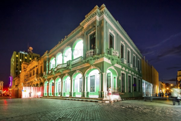 Hotel Central, Streetlife in the city centre of Santa Clara at the Parque de Santa Clara, Santa Clara, Cuba, Villa Clara