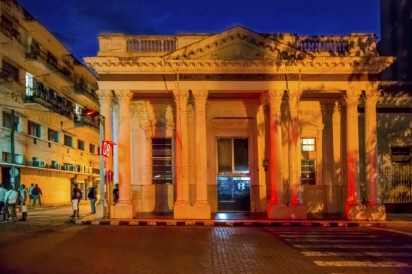 Banco de Credito y Comercio, Streetlife in the city centre of Santa Clara at the Parque de Santa Clara, Santa Clara, Cuba, Villa Clara
