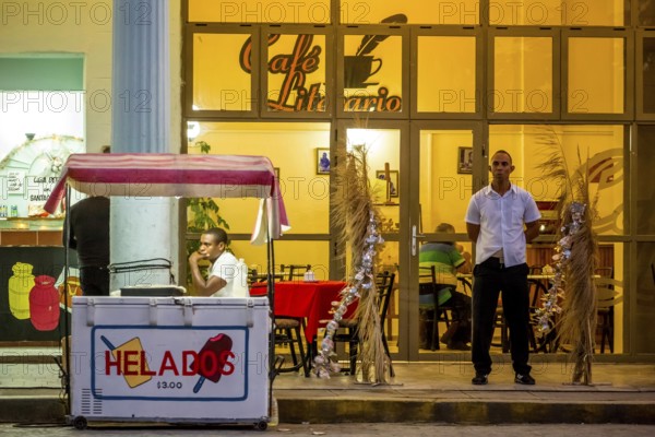 Cafe Literario with ice cream stand, street life in the city centre of Santa Clara at the Parque de Santa Clara, Santa Clara, Cuba, Villa Clara