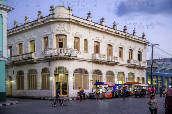 Hotel, Hostal Vista Park, Streetlife in the city centre of Santa Clara at the Parque de Santa Clara, Santa Clara, Cuba, Villa Clara